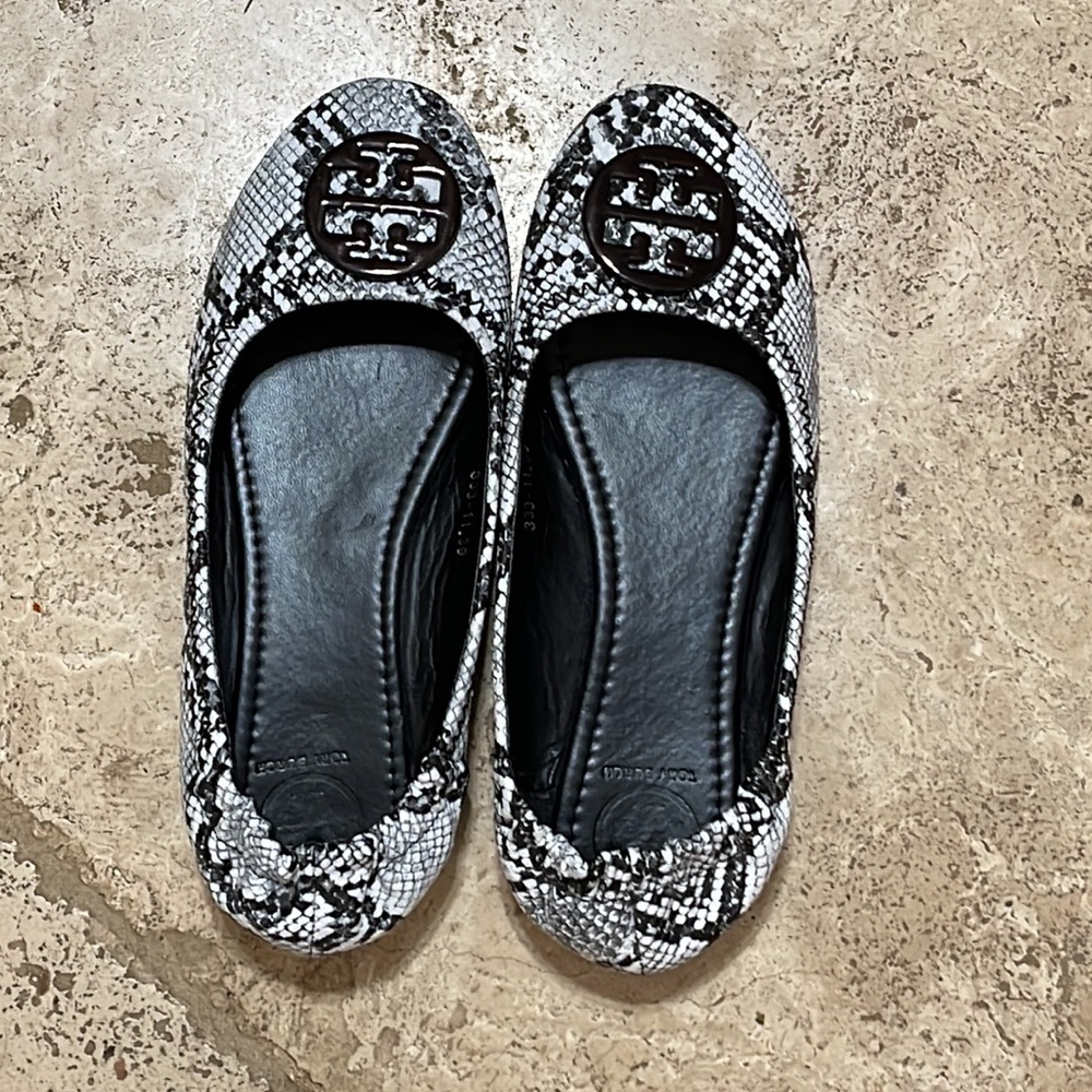 Tory Burch Snake Flats Size 8 black and white